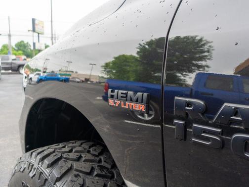 2017 RAM 1500 Night Regular Cab 4x4 6'4' Box