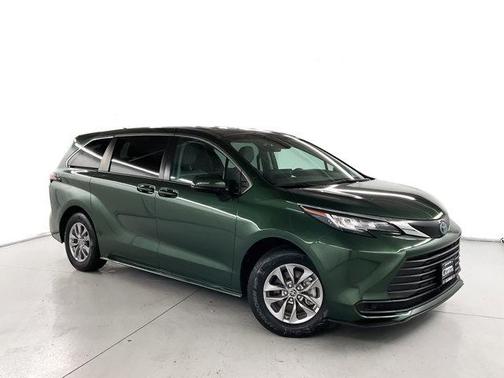 2022 Toyota Sienna LE