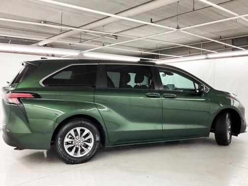 2022 Toyota Sienna LE