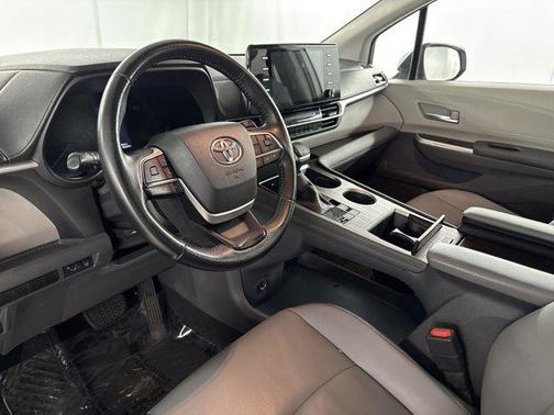 2021 Toyota Sienna XLE 8 Passenger