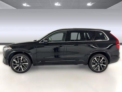 2022 Volvo XC90 T6 Momentum