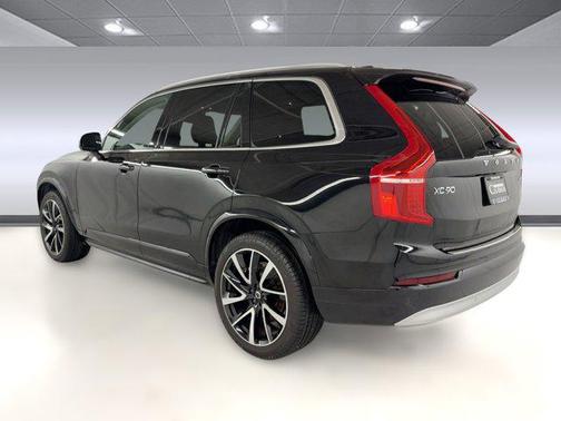 2022 Volvo XC90 T6 Momentum