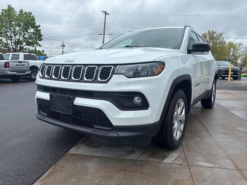 Bright White Clearcoat 2024 Jeep Compass Latitude