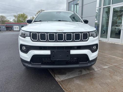 Bright White Clearcoat 2024 Jeep Compass Latitude