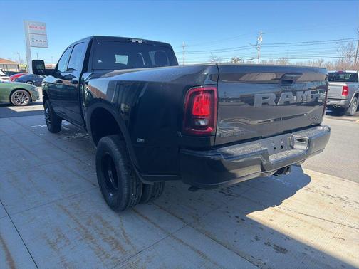 Diamond Black Crystal Pearlcoat 2026 RAM 3500 Big Horn Crew Cab 4x4 8' Box