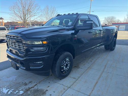 Diamond Black Crystal Pearlcoat 2026 RAM 3500 Big Horn Crew Cab 4x4 8' Box