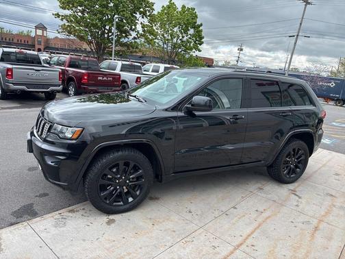 Diamond Black Crystal Pearlcoat 2020 Jeep Grand Cherokee Altitude