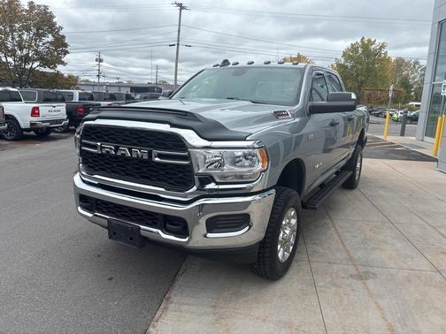 2022 RAM 2500 Tradesman Crew Cab 4x4 6'4' Box