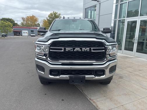 2022 RAM 2500 Tradesman Crew Cab 4x4 6'4' Box