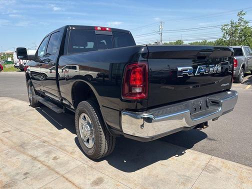 Diamond Black Crystal Pearlcoat 2025 RAM 2500 Tradesman Crew Cab 4x4 6'4' Box