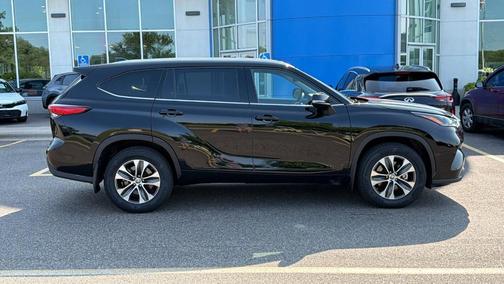 Midnight Black Metallic 2022 Toyota Highlander XLE