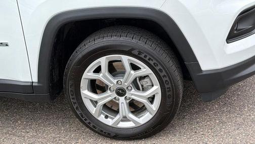 Bright White Clearcoat 2025 Jeep Compass Latitude