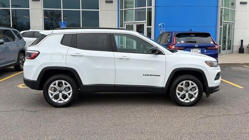 Bright White Clearcoat 2025 Jeep Compass Latitude