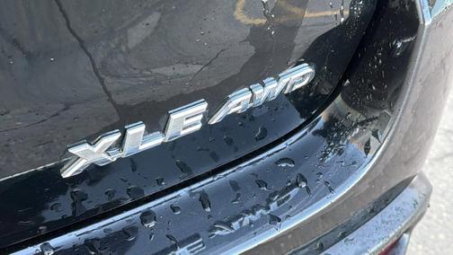 Midnight Black Metallic 2019 Toyota Highlander XLE