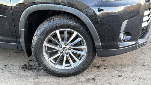 Midnight Black Metallic 2019 Toyota Highlander XLE