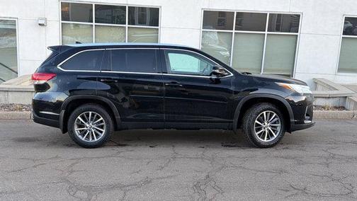Midnight Black Metallic 2019 Toyota Highlander XLE