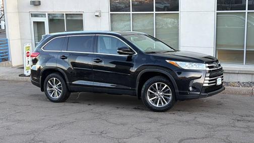 Midnight Black Metallic 2019 Toyota Highlander XLE