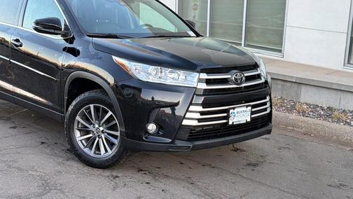 Midnight Black Metallic 2019 Toyota Highlander XLE