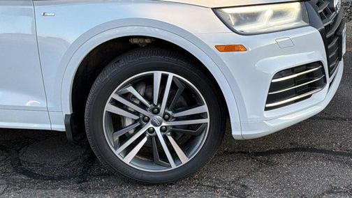 Glacier White Metallic 2020 Audi Q5 e 55 Premium