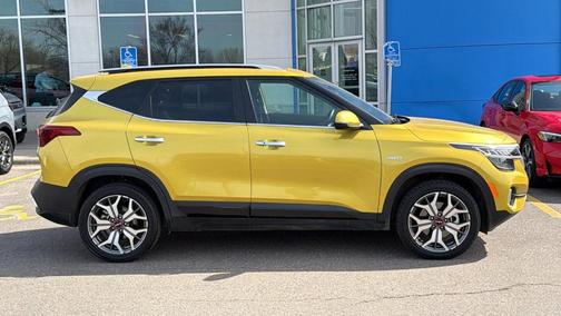 Starbright Yellow 2023 Kia Seltos SX