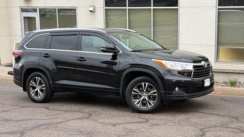 Midnight Black Metallic 2016 Toyota Highlander XLE