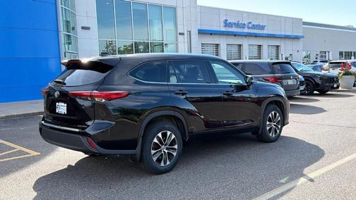 Midnight Black Metallic 2020 Toyota Highlander XLE