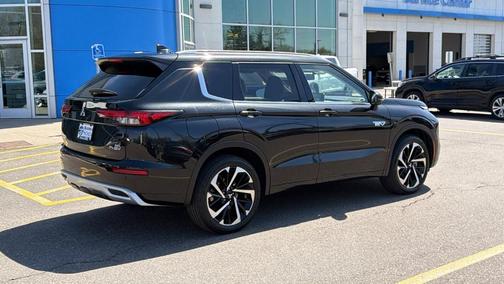 Labrador Black Pearl 2024 Mitsubishi Outlander PHEV SEL