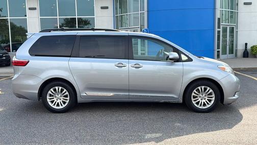 Silver Sky Metallic 2017 Toyota Sienna XLE