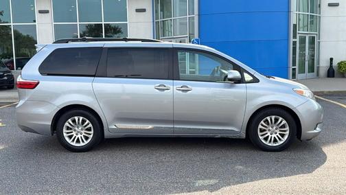 Silver Sky Metallic 2017 Toyota Sienna XLE
