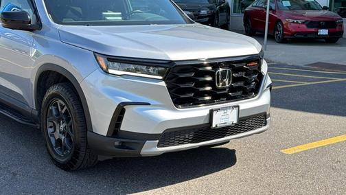 Lunar Silver Metallic 2025 Honda Pilot TrailSport