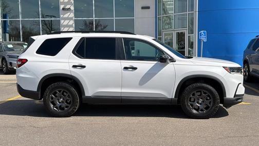 Platinum White Pearl 2025 Honda Pilot TrailSport