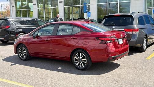 Scarlet Ember 2025 Nissan Versa 1.6 SV