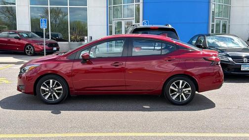 Scarlet Ember 2025 Nissan Versa 1.6 SV