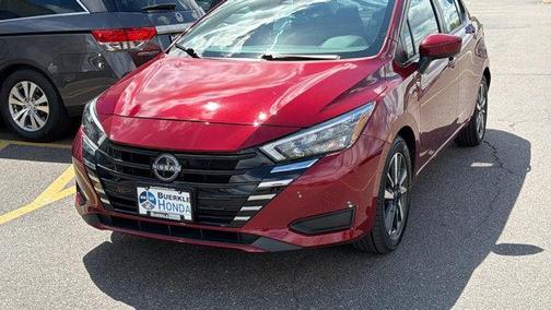 Scarlet Ember 2025 Nissan Versa 1.6 SV