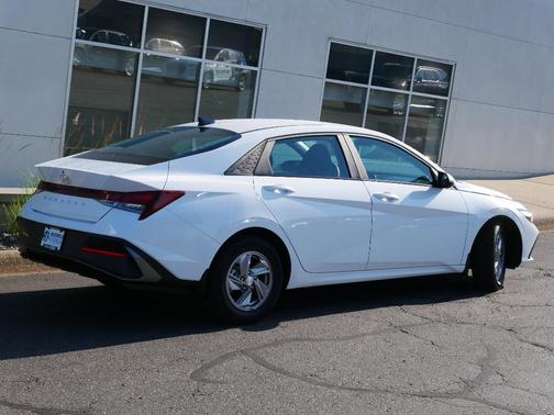 2024 Hyundai ELANTRA SE
