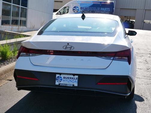2024 Hyundai ELANTRA SE