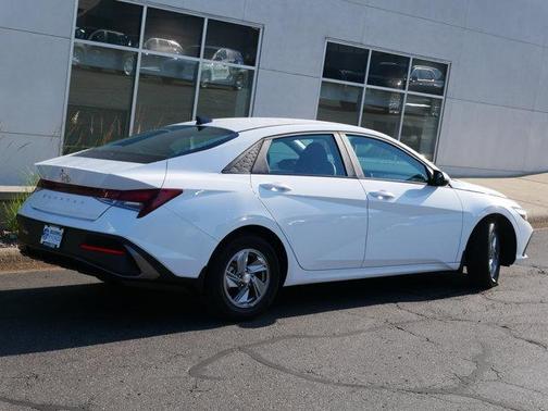 2024 Hyundai ELANTRA SE