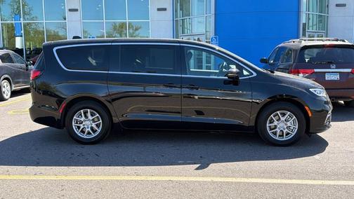 Diamond Black 2025 Chrysler Pacifica Select