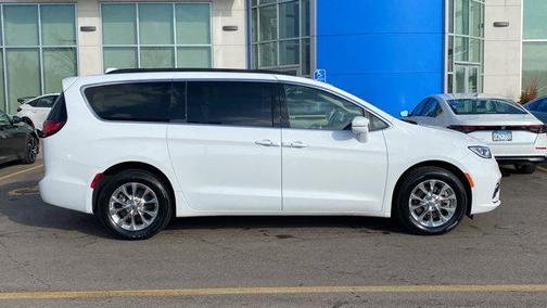 2022 Chrysler Pacifica Touring-L