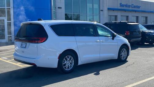 2025 Chrysler Pacifica Select