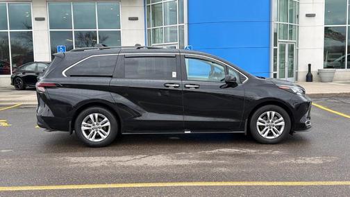 Midnight Black Metallic 2024 Toyota Sienna XLE