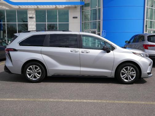 2022 Toyota Sienna XSE 7 Passenger