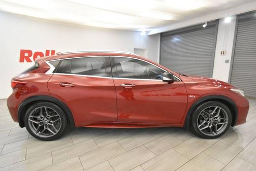 2017 INFINITI QX30 Sport