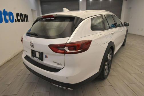 Summit White 2018 Buick Regal TourX Essence
