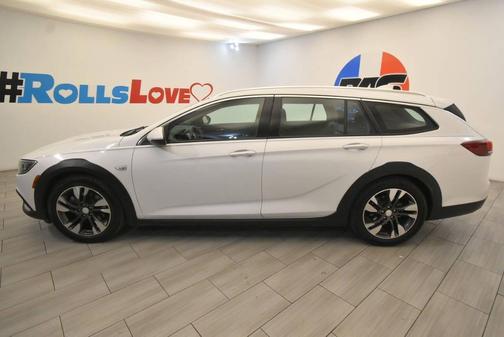 Summit White 2018 Buick Regal TourX Essence