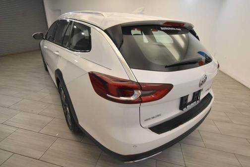 Summit White 2018 Buick Regal TourX Essence