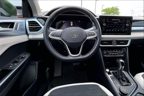 Bright Moss Green Metallic 2025 Volkswagen Taos 1.5T SE