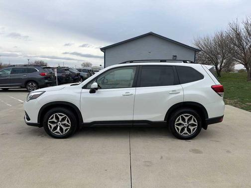 Crystal White Pearl 2022 Subaru Forester Premium