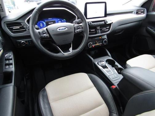 2022 Ford Escape Titanium Hybrid