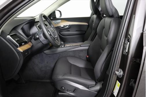 2025 Volvo XC90 B5 Plus